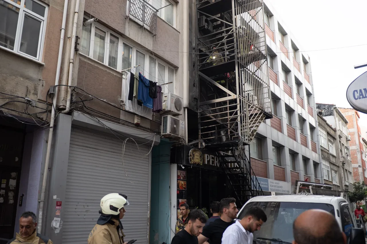 Bakırköy'de oteli bir anda alevler sardı: 12 kişi yaralandı