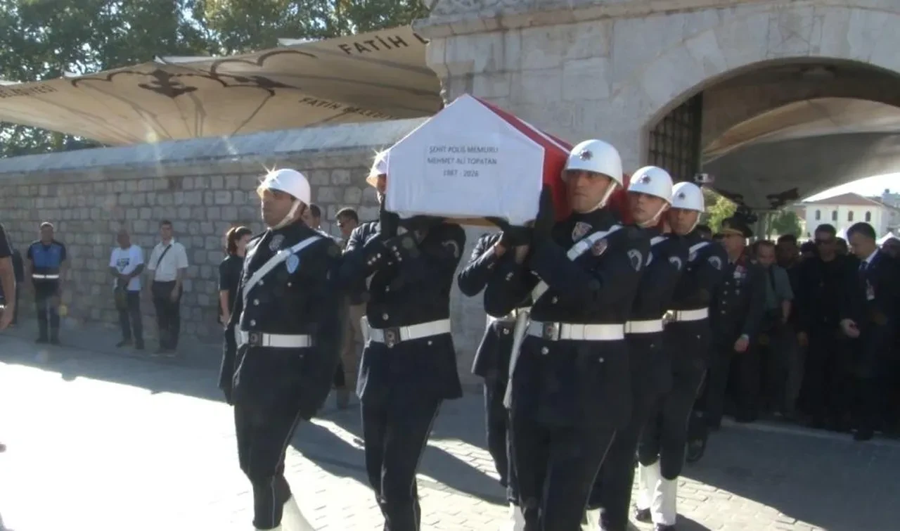 Esenyurt'ta korsan taksicilik yapan emekli polisin şehit ettiği polis memuru ebediyete uğurlandı