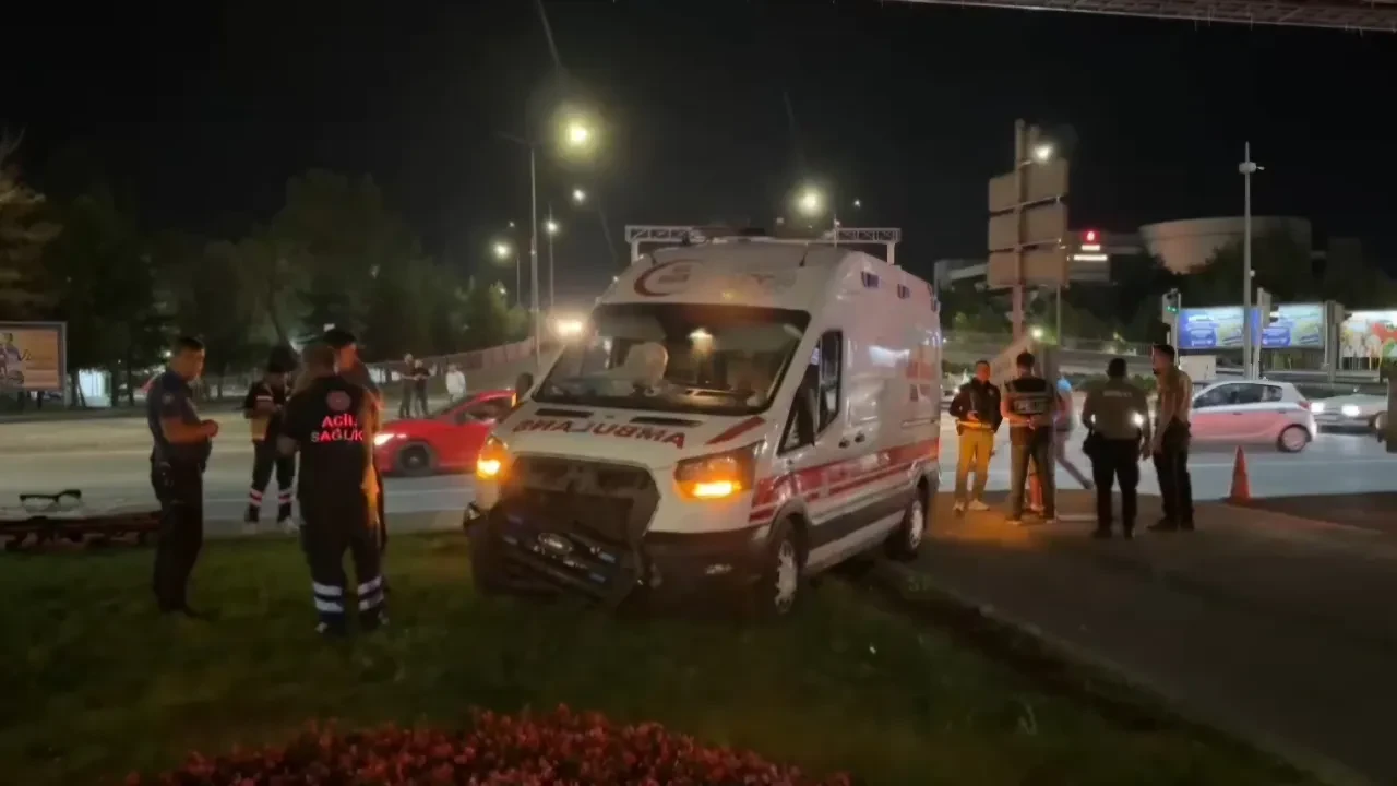 Hasta taşıyan ambulans otomobille çarpıştı: 6 kişi hastanelik oldu
