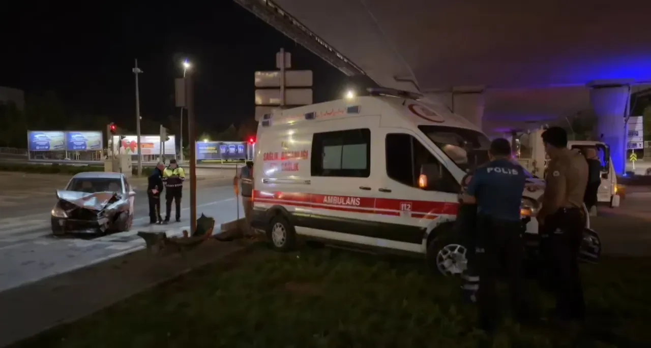 Hasta taşıyan ambulans otomobille çarpıştı: 6 kişi hastanelik oldu