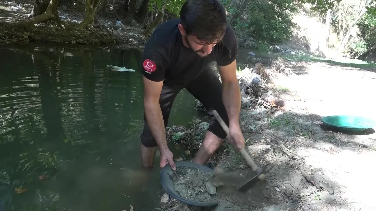 Her gün derelerden gram gram altın çıkarıyor! Yılda 1 kiloya kadar ulaşıyor: Eski asker en çok altın çıkan bölgeleri açıkladı