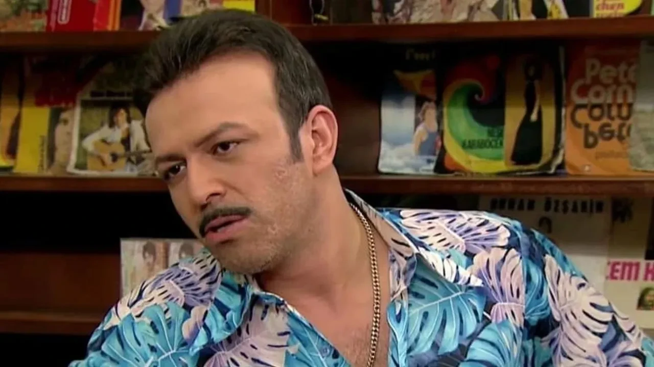 Seksenler dizisinde Ergün plak olarak hayatımıza girdi! Serhat Mustafa Kılıç’ın efsane sahneleri
