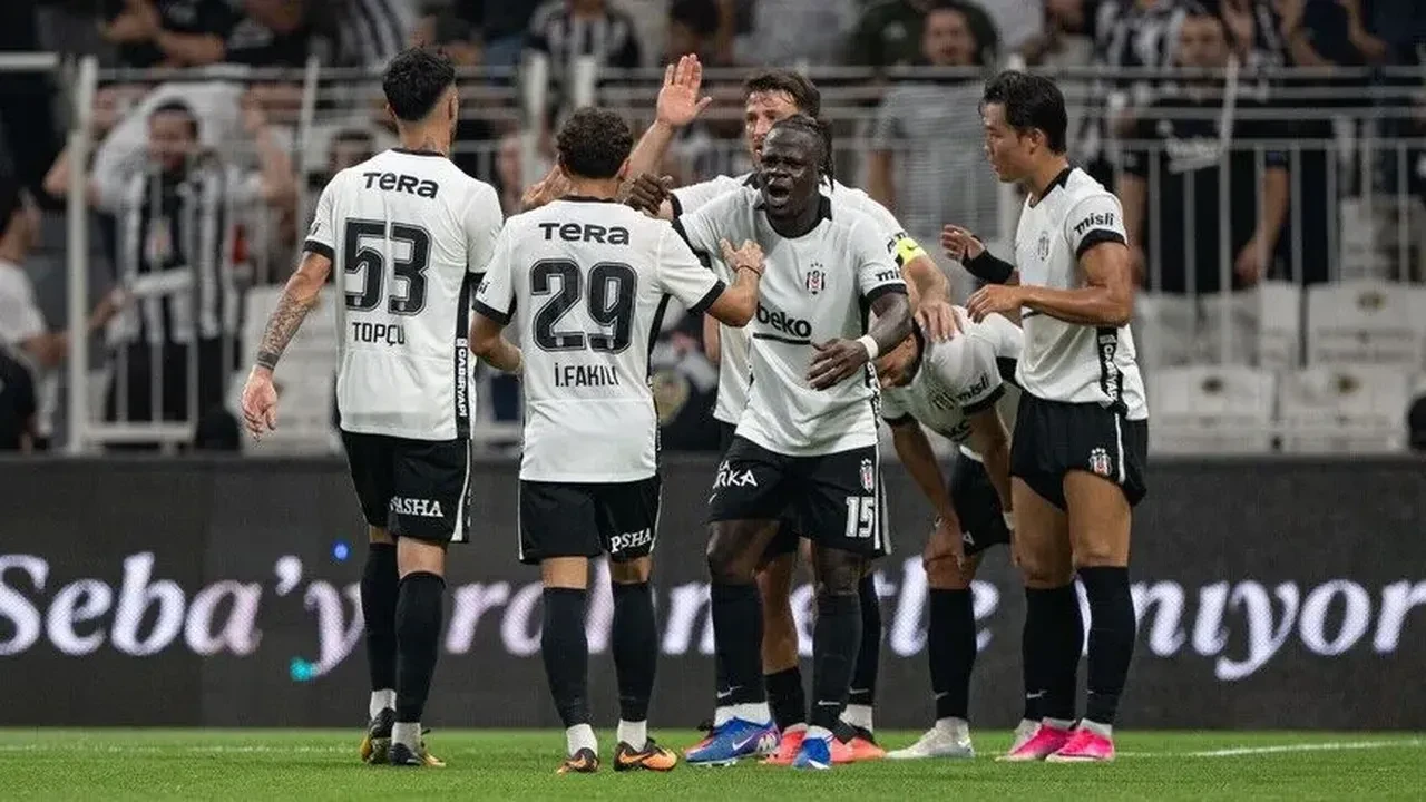 Süper Lig'de sezonun ilk derbisi! İşte Fenerbahçe-Beşiktaş maçının 11'leri