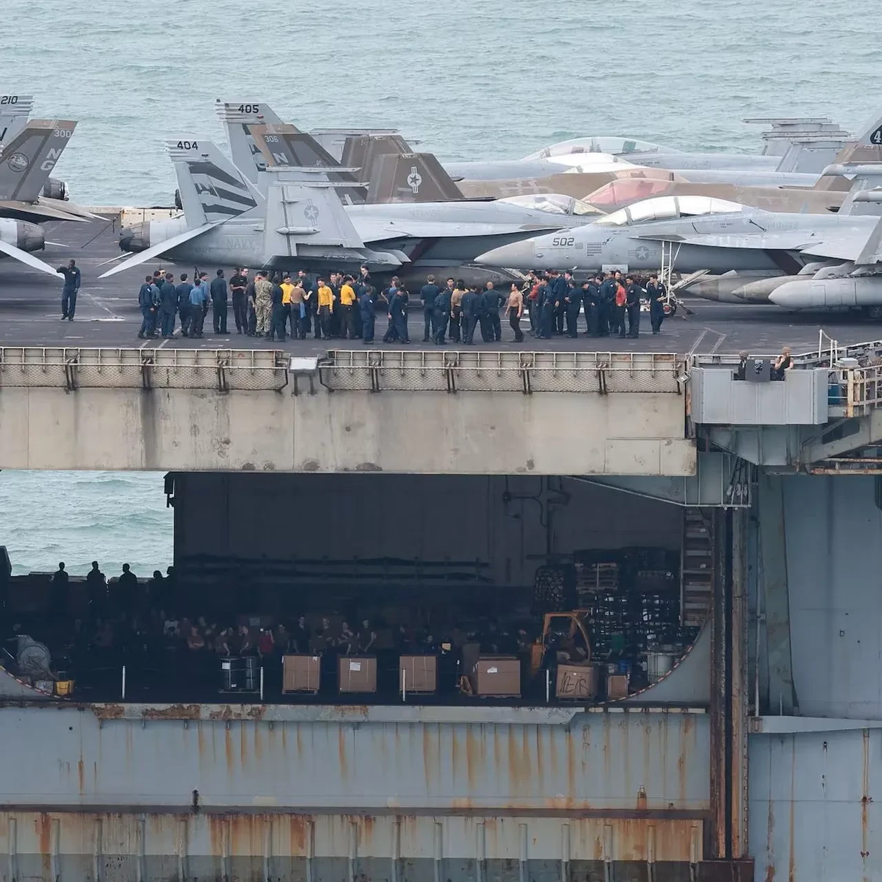 ABD'nin dev uçak gemisi USS Abraham Lincoln’ün son hali şaşırttı! Aylarca limana uğramamıştı