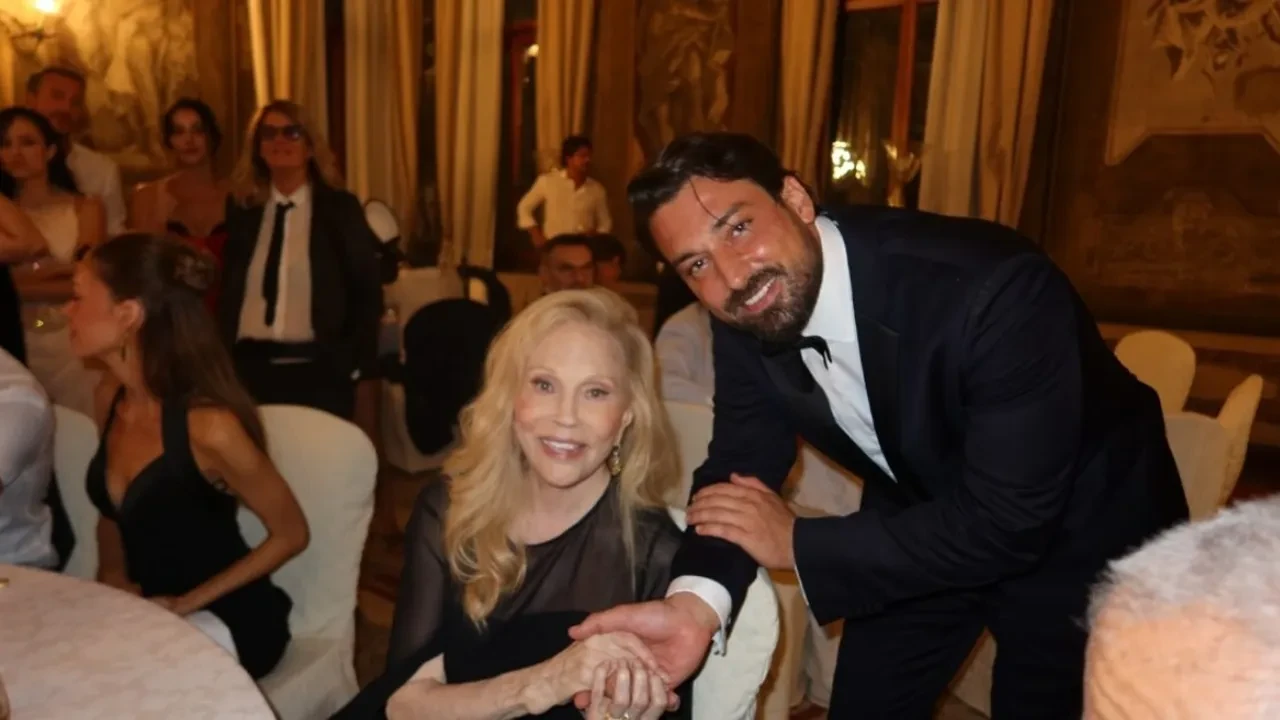 Alp Navruz Venedik'te ödül aldı! Dünyaca ünlü oyuncu Faye Dunaway’le bir araya geldi