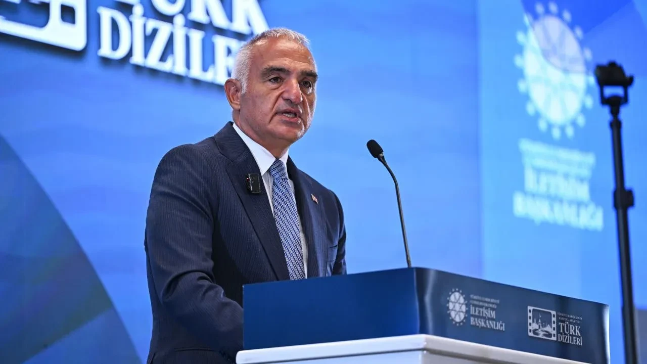 Bakan Ersoy'dan Avrupa Şampiyonu Filenin Sultanlarına tebrik