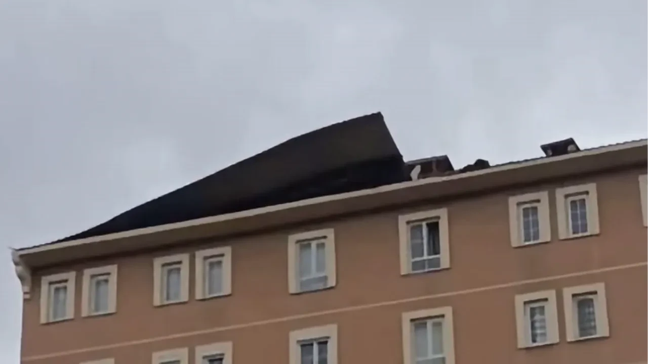 Bingöl'de aniden bastıran kuvvetli rüzgar çatıları yerinden söktü