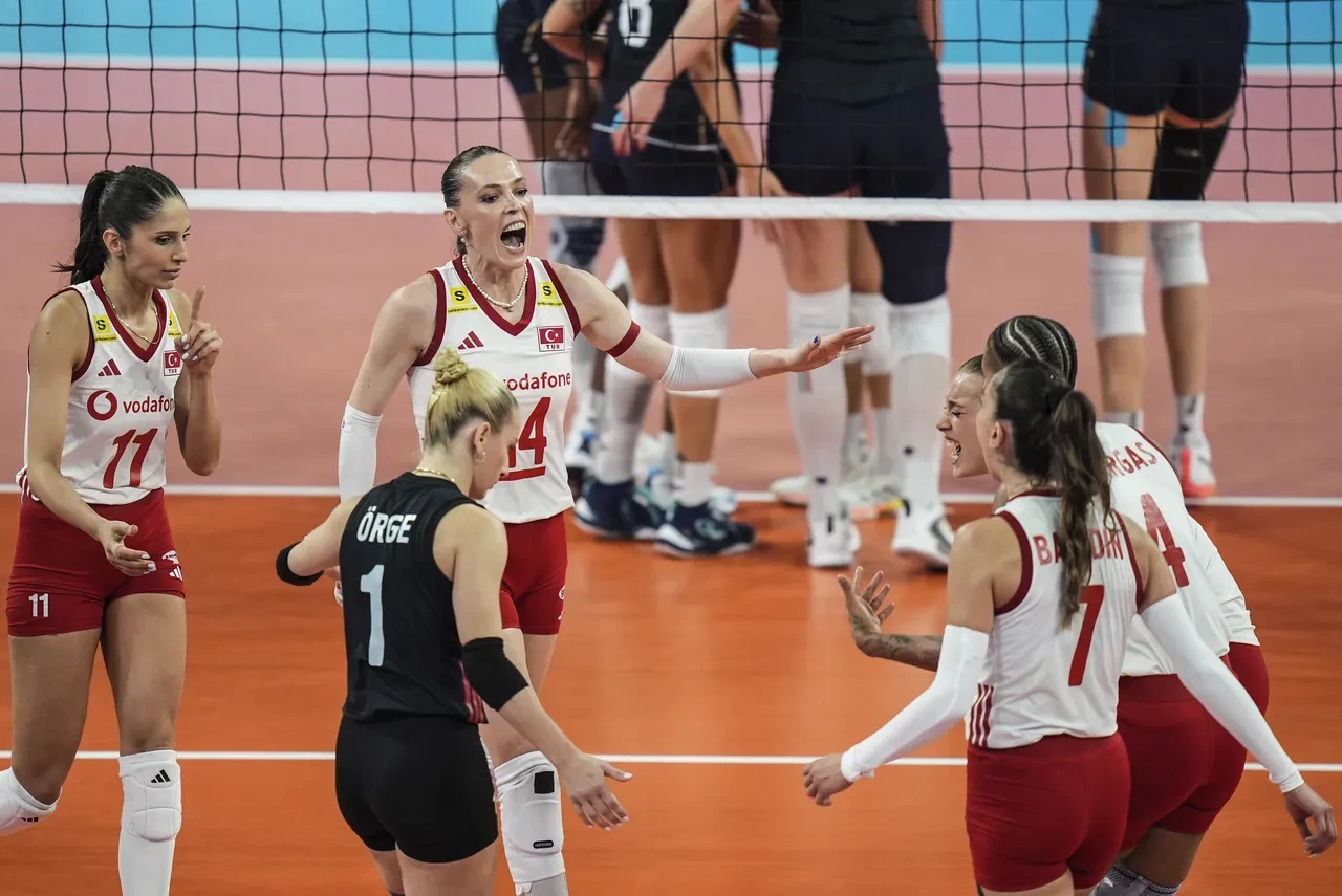 Cumhurbaşkanı Erdoğan’dan Avrupa Şampiyonu olan Filenin Sultanları’na tebrik