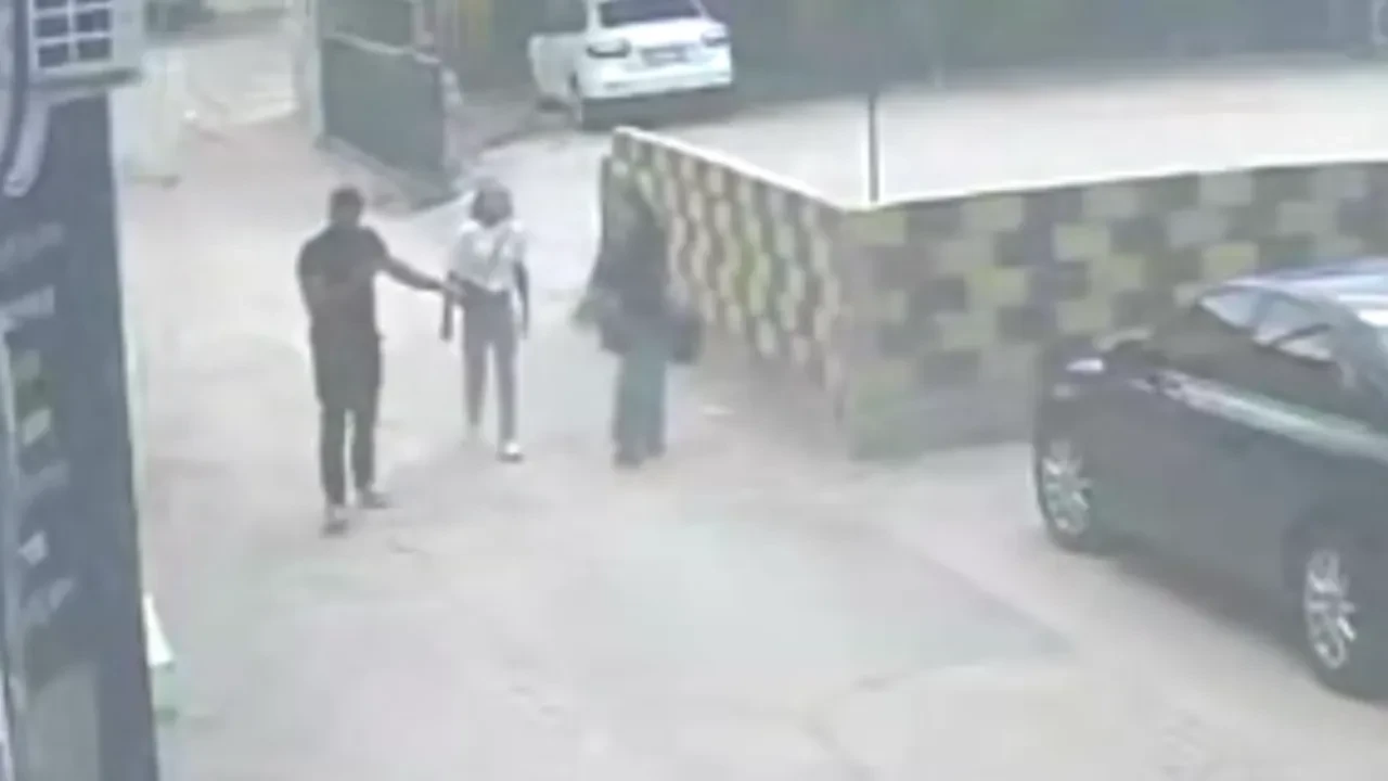 Darbedilen kadını kurtarmak isteyen gence bıçaklı saldırı
