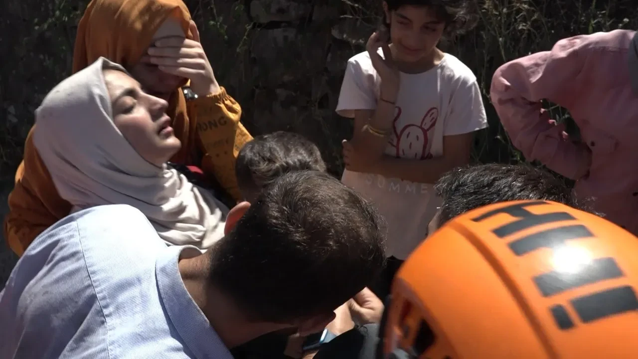 Kaybolan çocuğunu gören anne sevinçten bayıldı