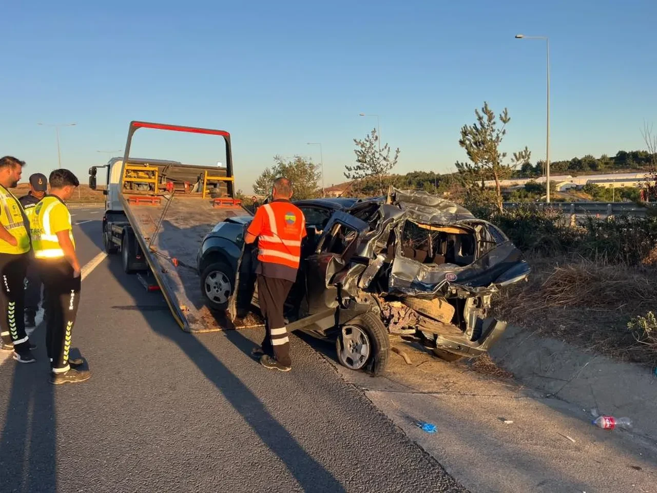Kuzey Marmara Otoyolu'nda tır dehşeti: Araç refüje sürüklendi hurdaya döndü, yaralılar var