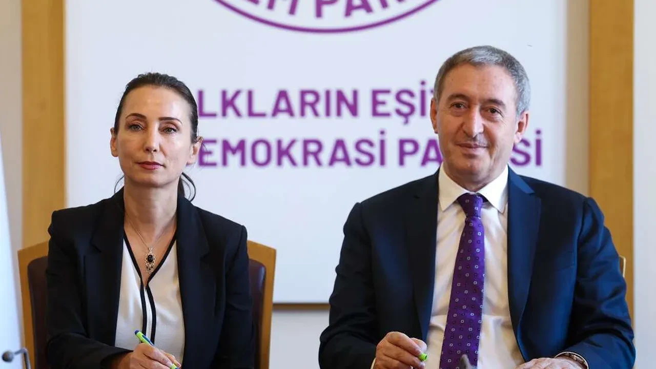 Pervin Buldan duyurdu: DEM Parti'nin adı değişiyor! Yeni isimde Demokratik Cumhuriyet detayı