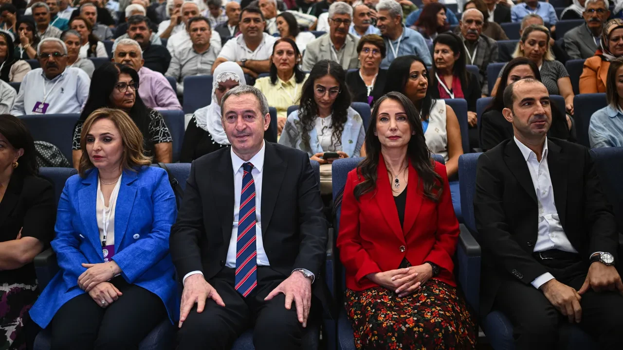 Pervin Buldan duyurdu: DEM Parti'nin adı değişiyor! Yeni isimde Demokratik Cumhuriyet detayı
