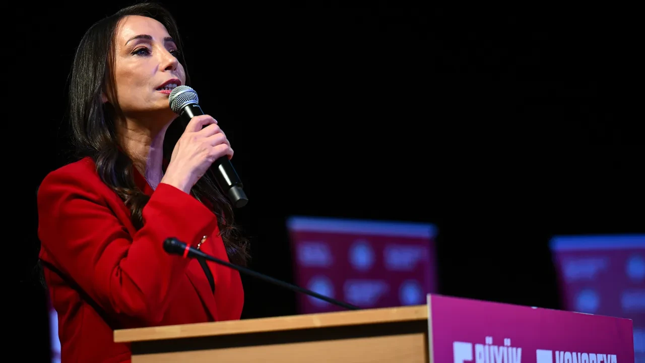 Pervin Buldan duyurdu: DEM Parti'nin adı değişiyor! Yeni isimde Demokratik Cumhuriyet detayı
