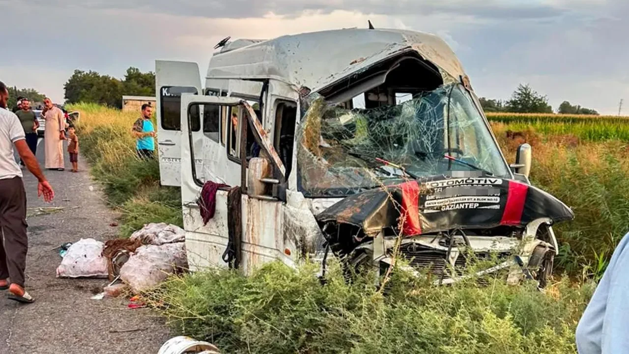 Şanlıurfa'da tarım işçilerini taşıyan minibüs tahliye kanalına devrildi: 15 yaralı