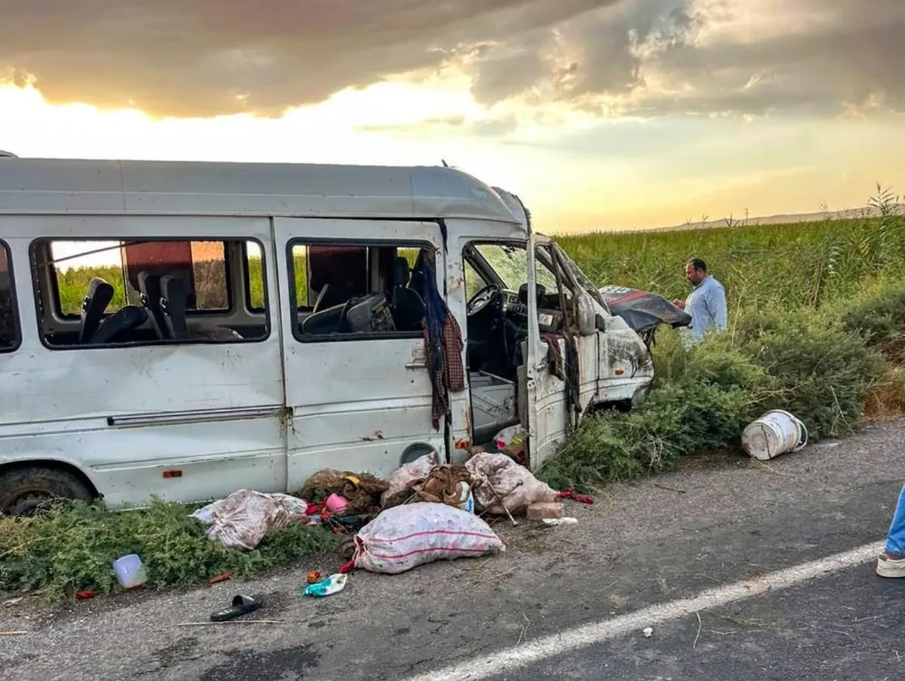 Şanlıurfa'da tarım işçilerini taşıyan minibüs tahliye kanalına devrildi: 15 yaralı