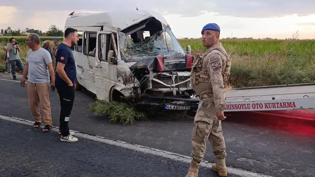 Şanlıurfa'da tarım işçilerini taşıyan minibüs tahliye kanalına devrildi: 15 yaralı