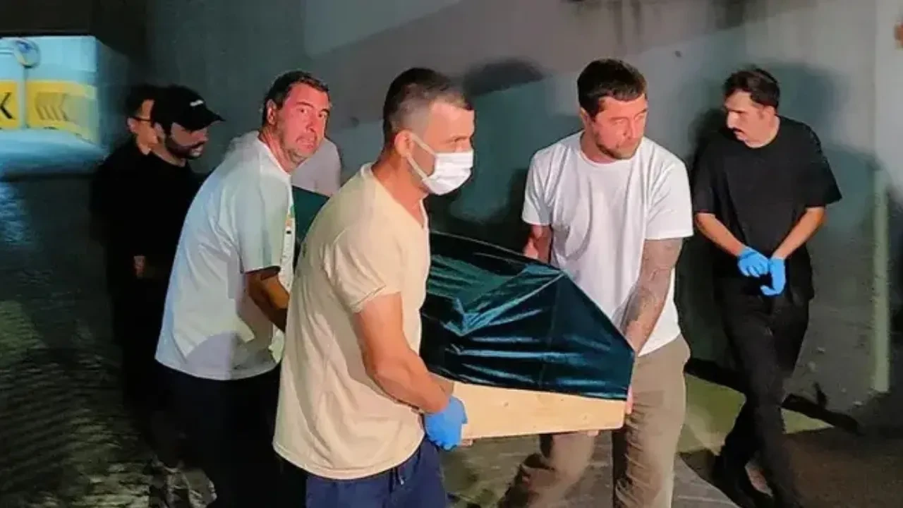 Şoray Uzun, Serhat Mustafa Kılıç'ın evinden çıkan görüntülere sert tepki gösterdi! Seksenler dizisindeki rol arkadaşını yalnız bırakmadı