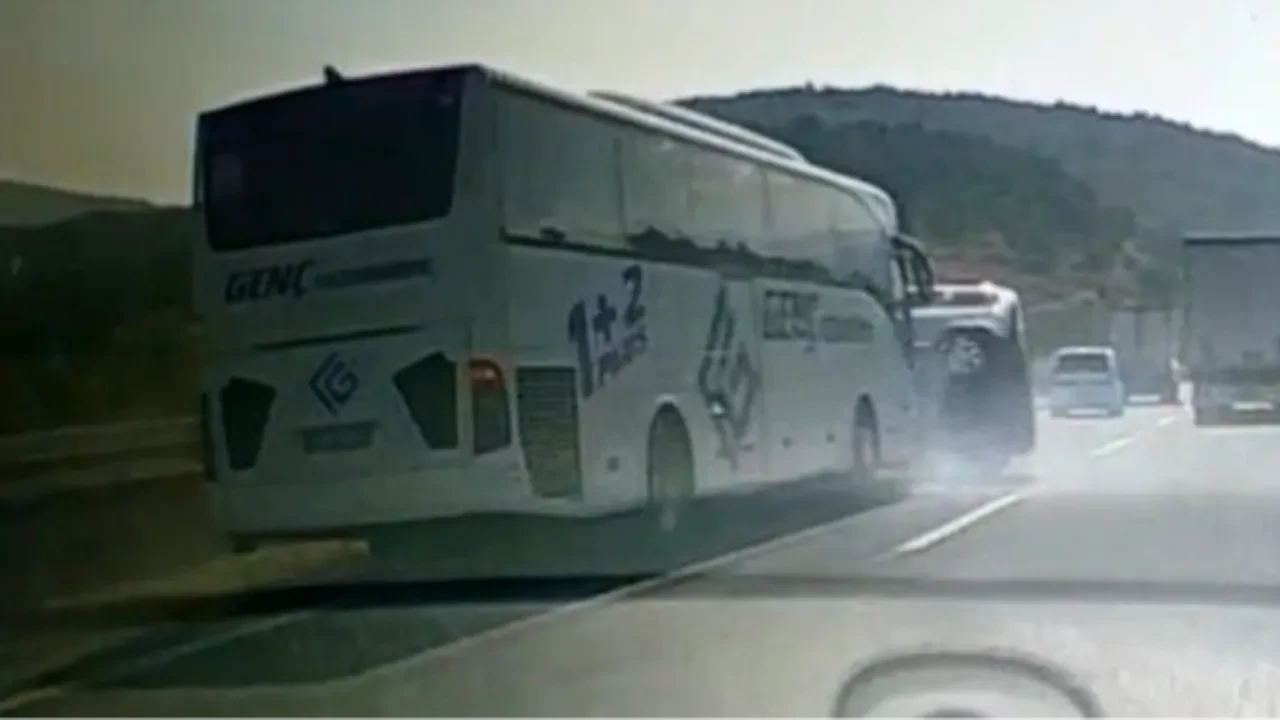 TEM'de dehşet anları: Sürücüsünün kontrolünü kaybettiği araç kaza yaptı, 3 kişi yaralandı