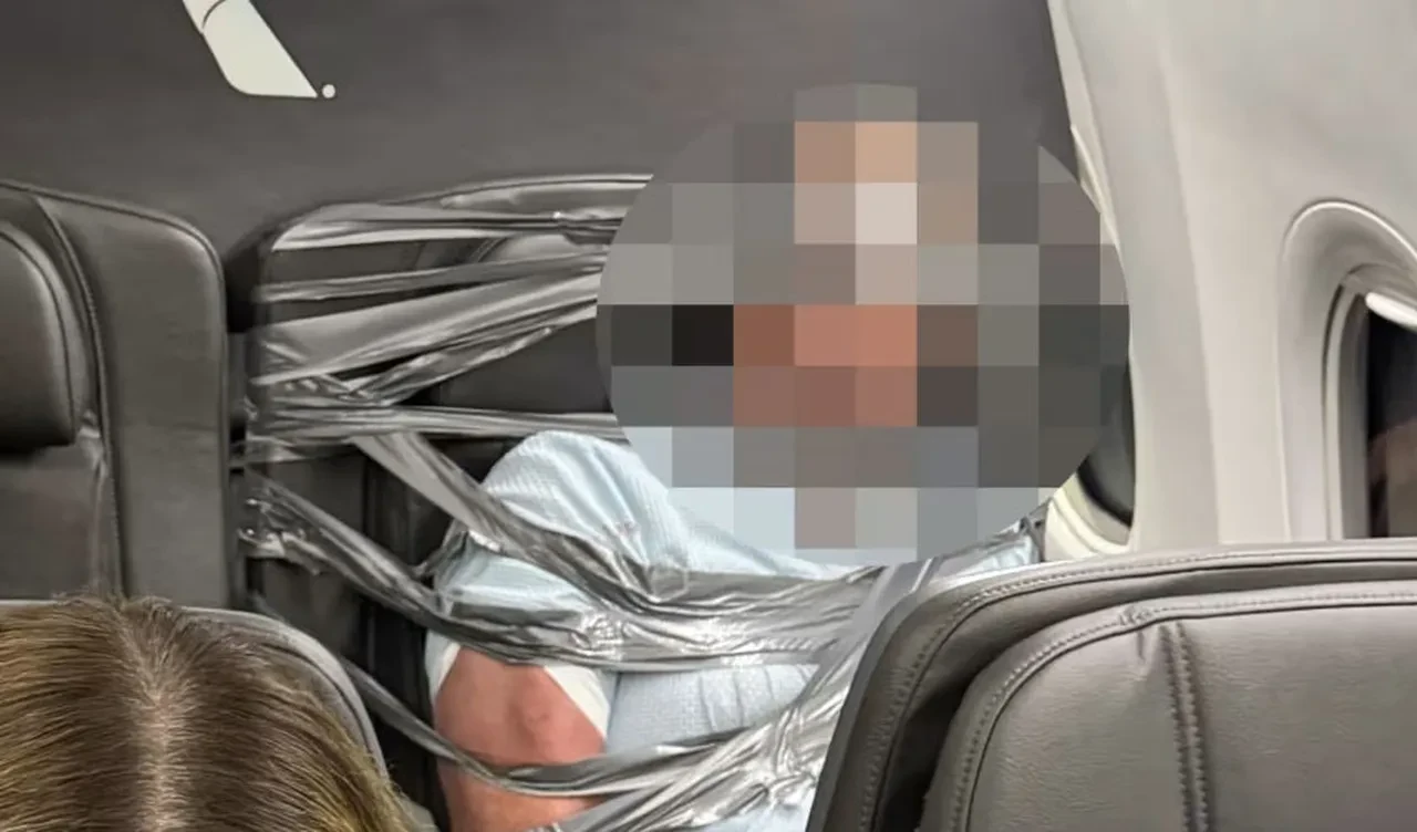 Yolcuları ısırdı, uçağı birbirine kattı! Emekli polis, saldırganı koltuğa koli bandıyla sabitledi