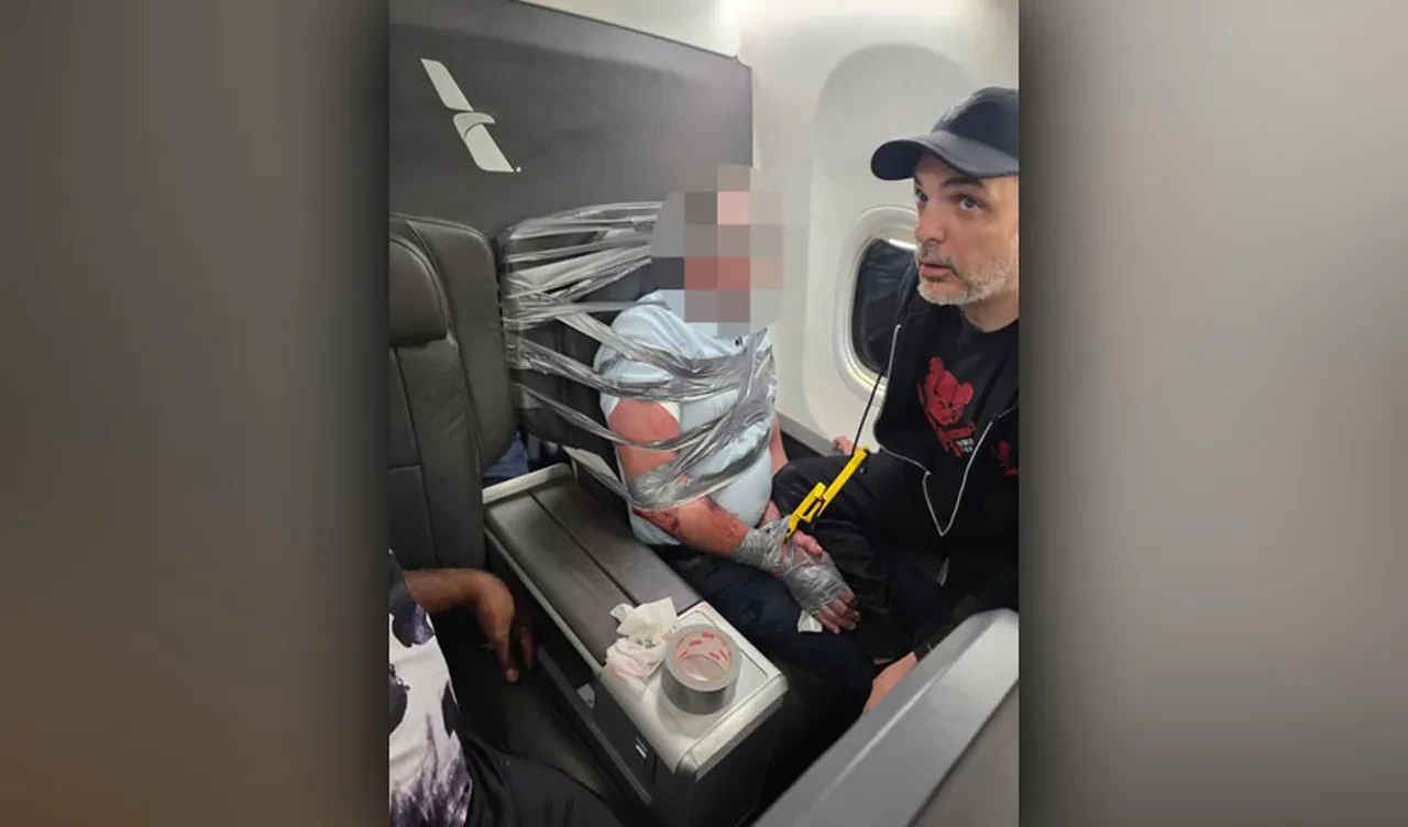 Yolcuları ısırdı, uçağı birbirine kattı! Emekli polis, saldırganı koltuğa koli bandıyla sabitledi