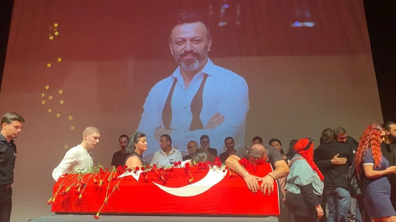 51 yaşında hayatını kaybeden Serhat Kılıç’a son veda! Sevenleri Muhsin Ertuğrul Sahnesi’nde buluştu