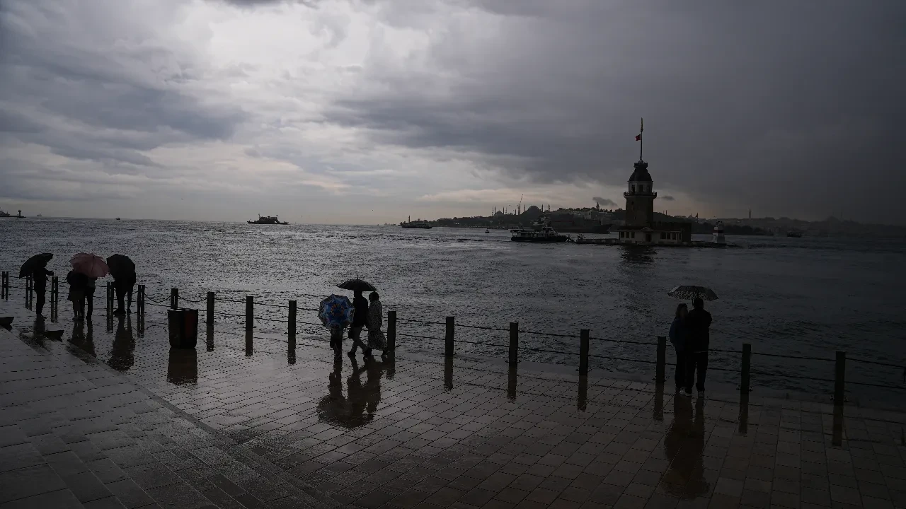 AKOM İstanbulluları uyardı! Sağanak yok ama hava üşütecek: Bu saat aralığına dikkat 