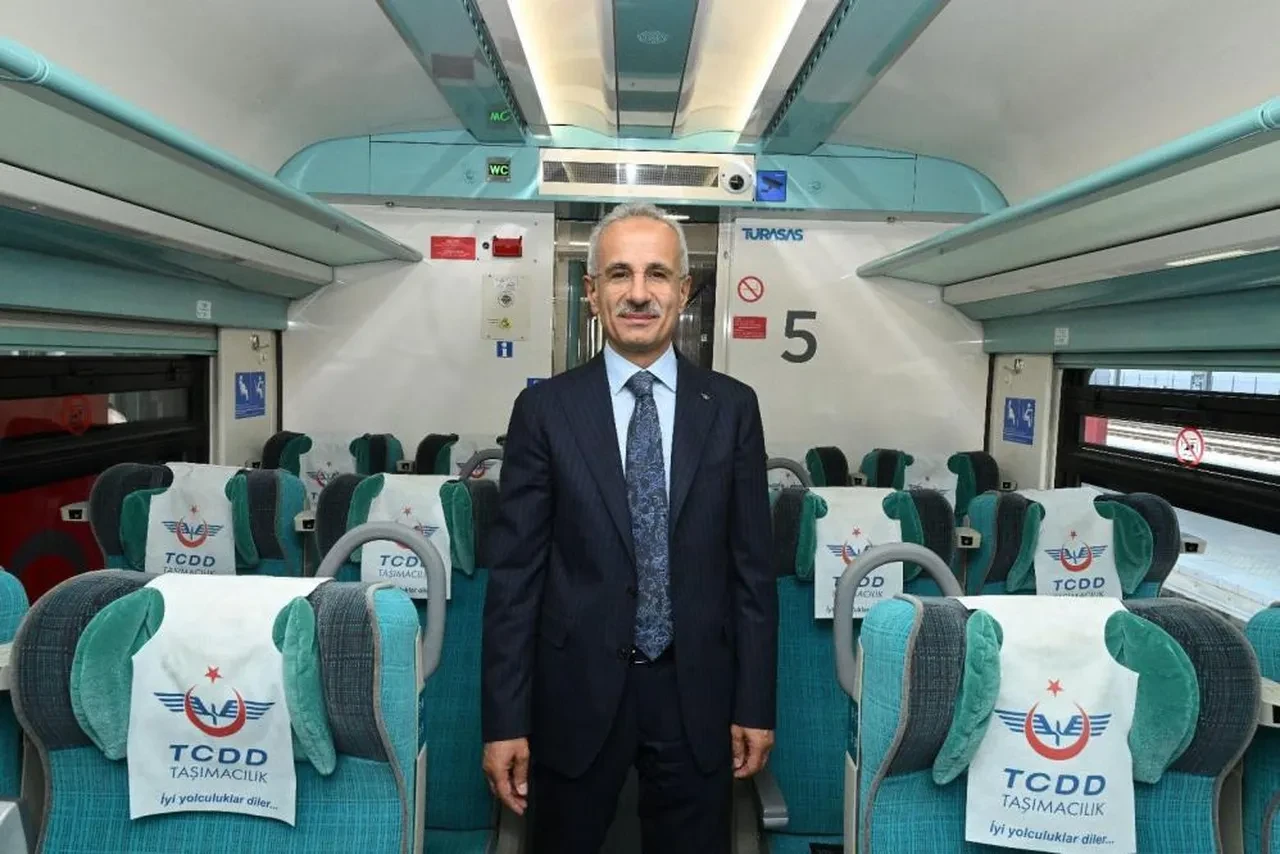Bakan Uraloğlu duyurdu! Bilet bulamayan yolcu ‘yer açıldı' bildirimiyle haberdar olacak
