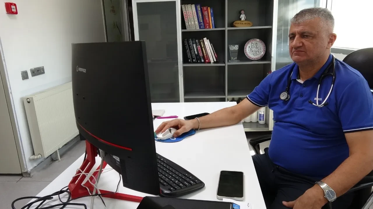 Cem Yılmaz'ın kulağındaki çizgi dikkat çekmişti! Uzmandan açıklama geldi: Kalp krizi belirtisi mi?
