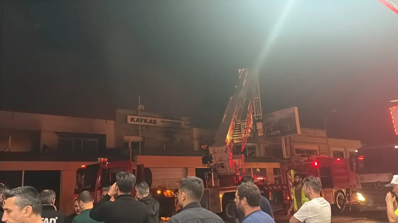 Ekmek tekneleri gözlerinin önünde yandı: Esnaf gözyaşları içinde izledi