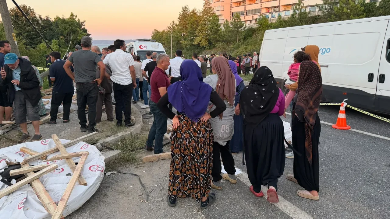 Fındık yolunda facia! Pat pat tırın altında kaldı: Ölü ve yaralılar var