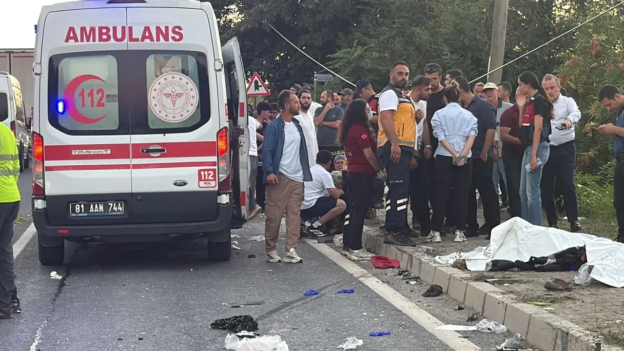 Fındık yolunda facia! Pat pat tırın altında kaldı: Ölü ve yaralılar var
