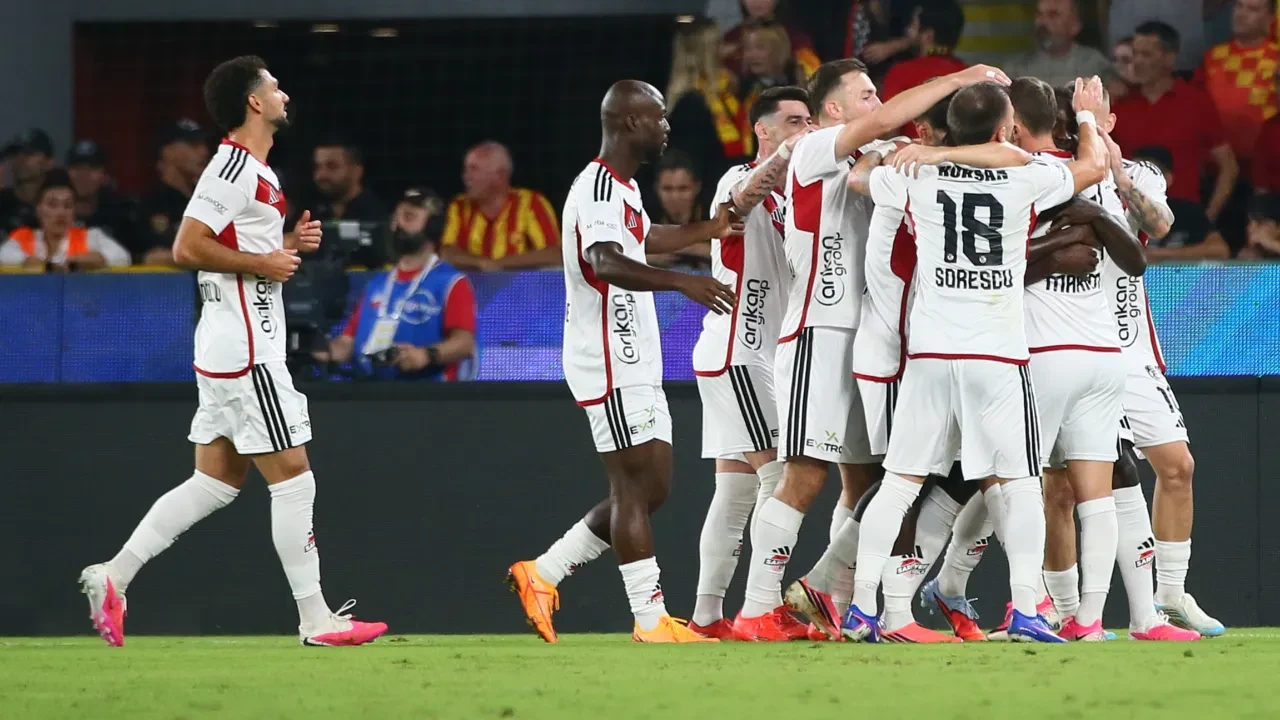 Gaziantep FK, İzmir'de 4 golle güldü! Kırmızı-siyahlılar, Göztepe'yi mağlup etti