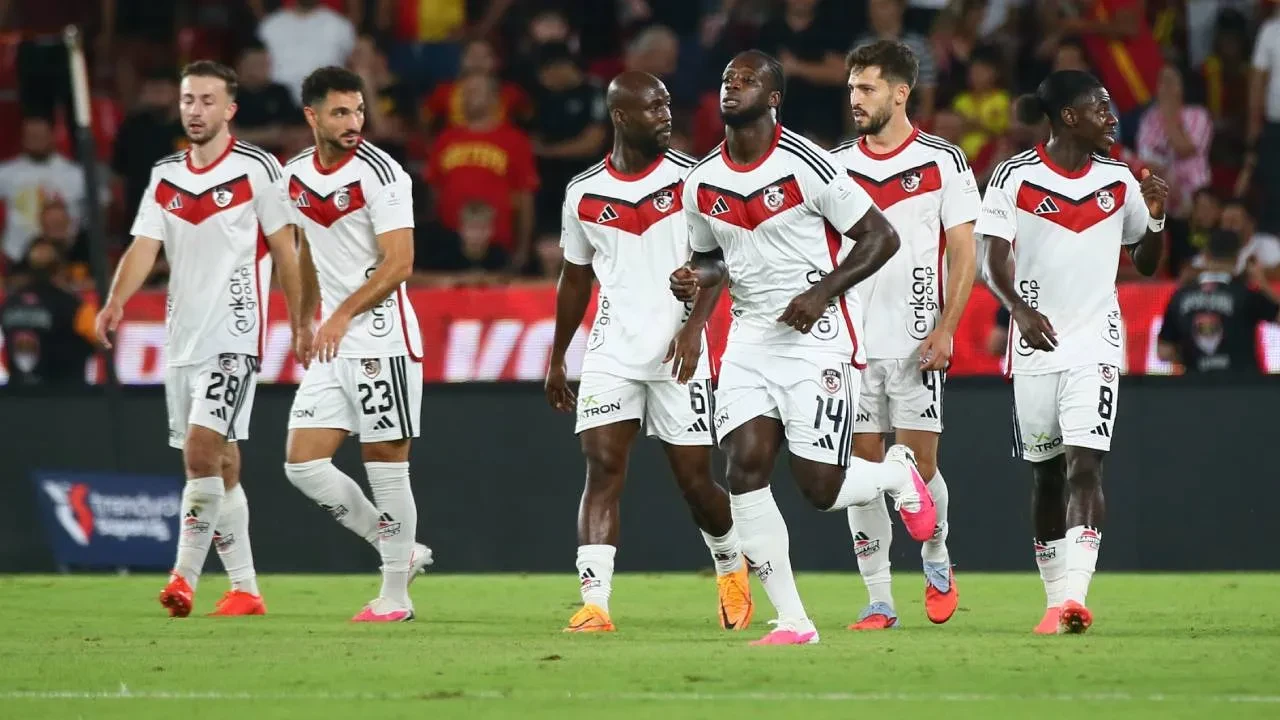 Gaziantep FK, İzmir'de 4 golle güldü! Kırmızı-siyahlılar, Göztepe'yi mağlup etti