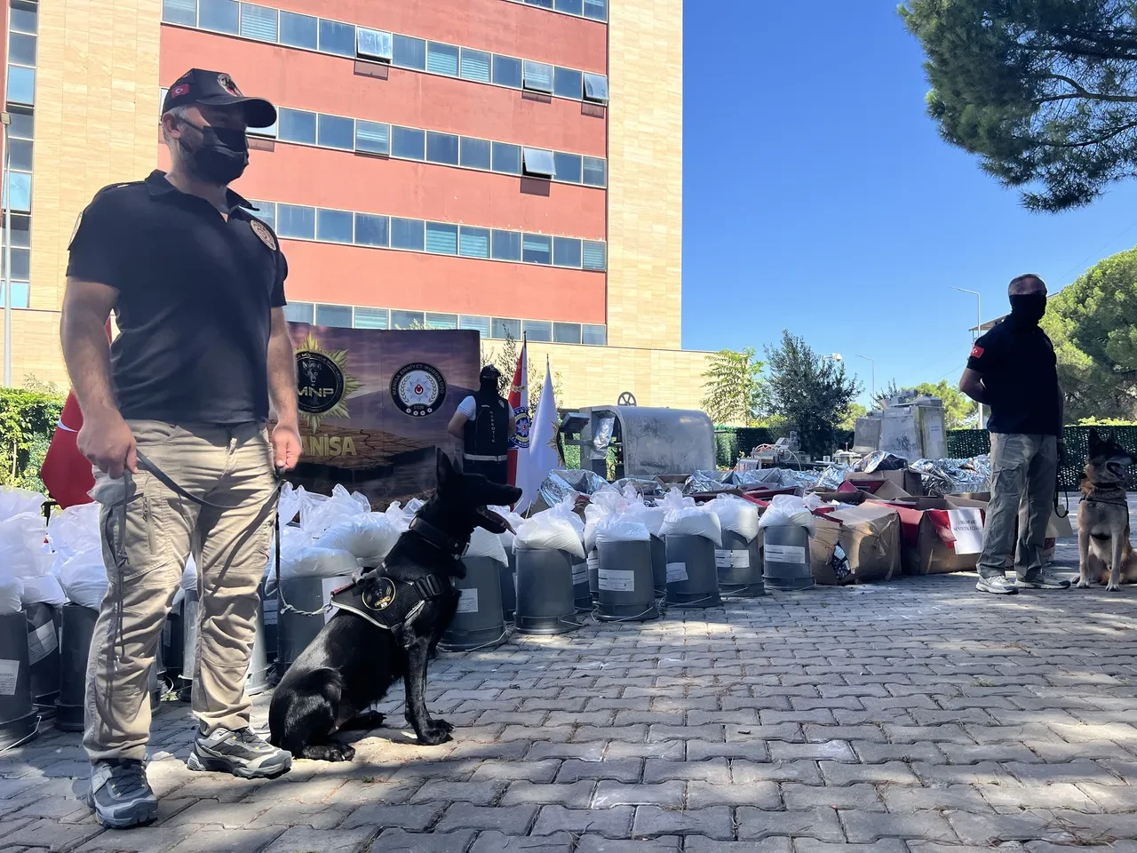 İki ilde tarihi operasyon: 1 milyar liralık uyuşturucu ele geçirildi