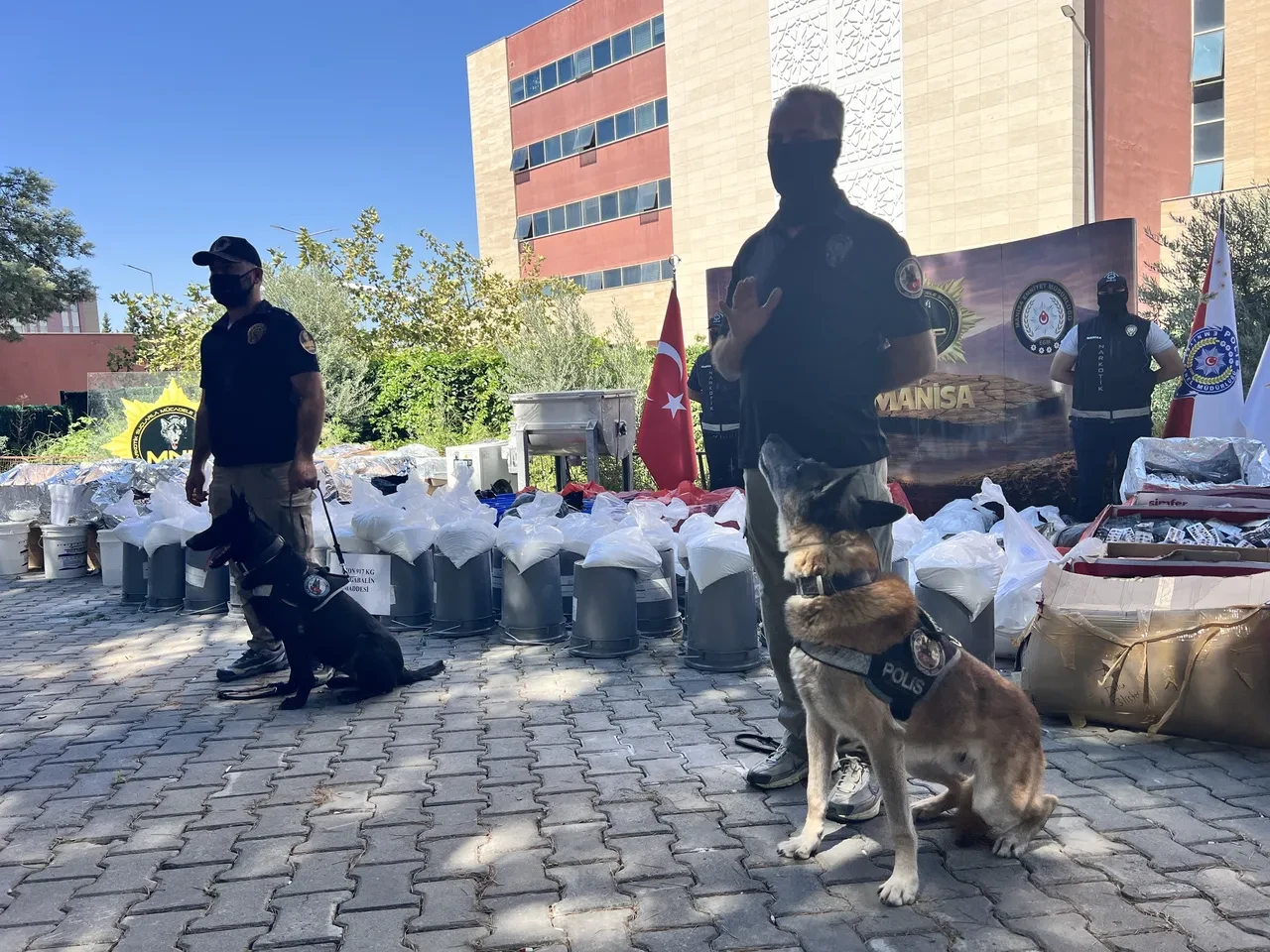 İki ilde tarihi operasyon: 1 milyar liralık uyuşturucu ele geçirildi