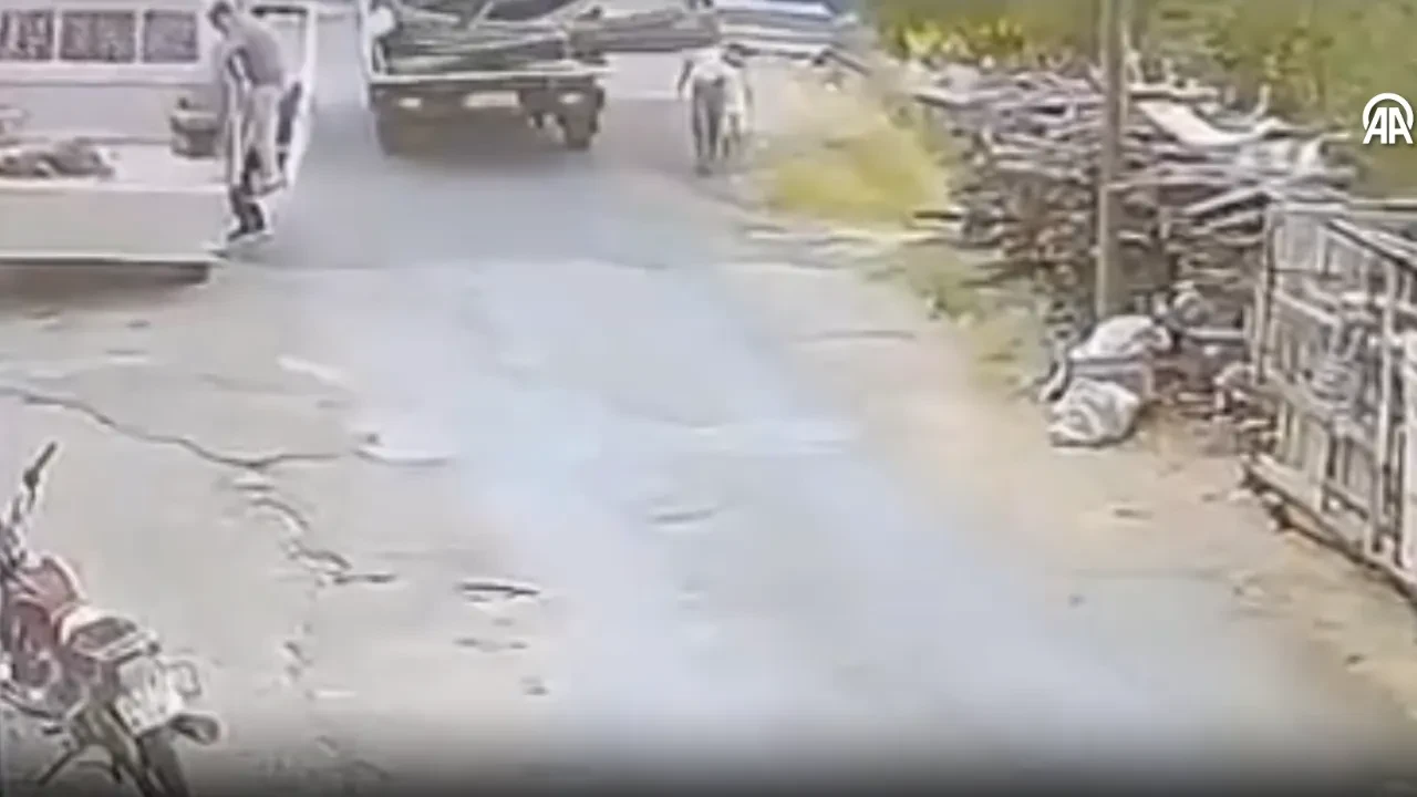 Kamyonetin kasasından sarkan demirler küçük çocuğa çarptı! 