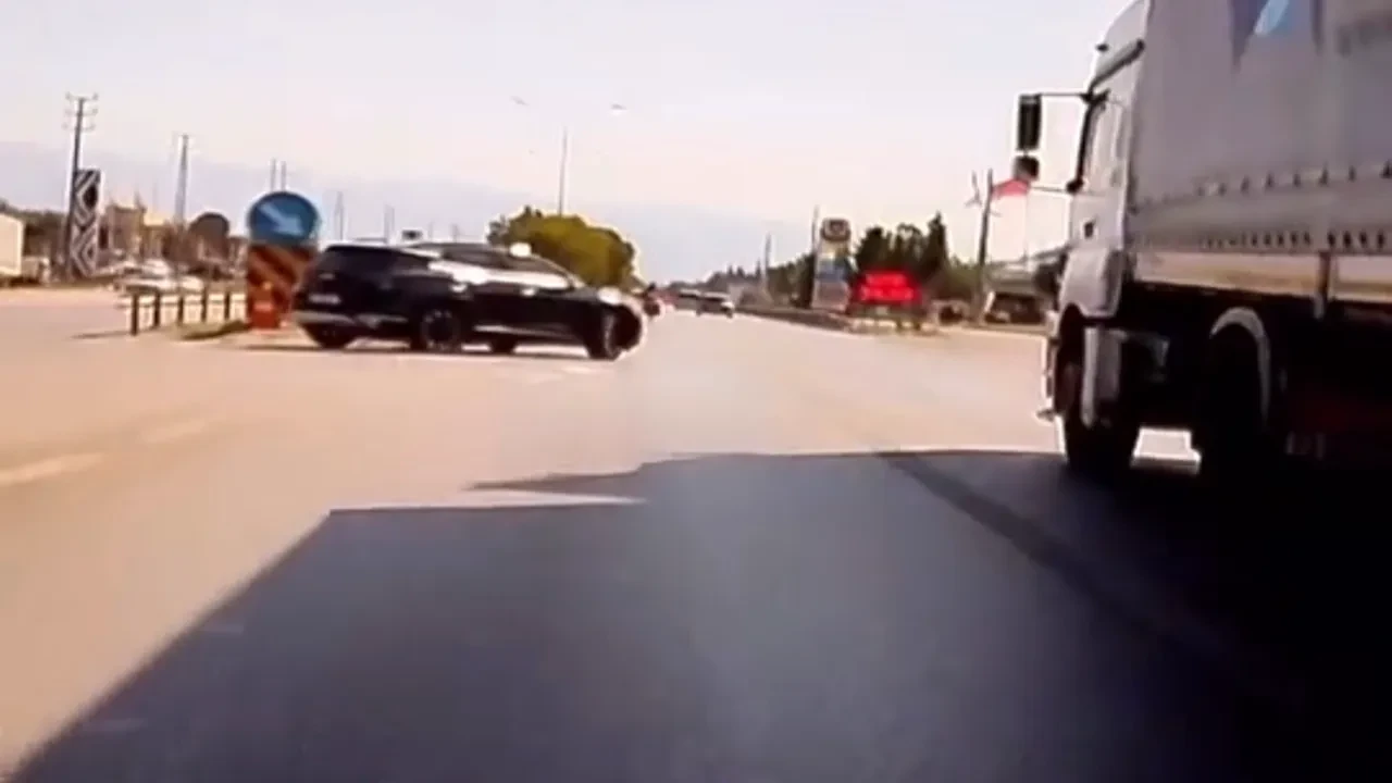 Kırmızı ışıkta dehşet saçtı! Motosikletli ölümden döndü