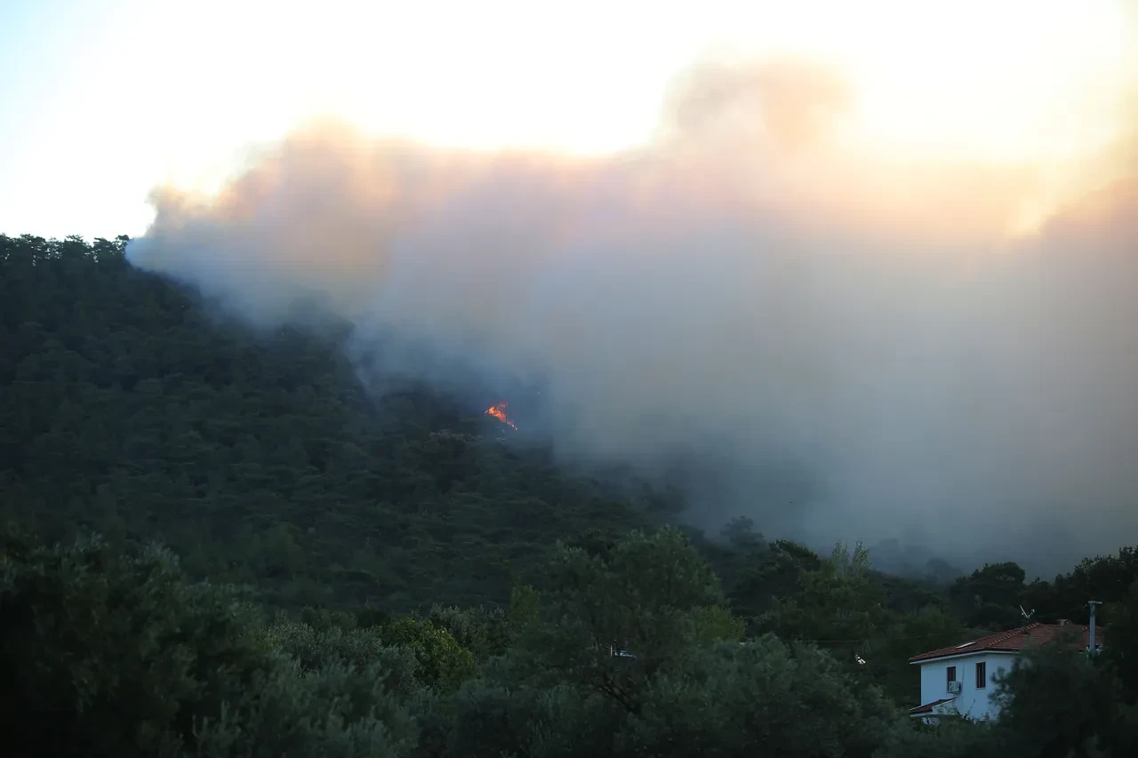 Muğla ve Antalya'da orman yangını! Ekipler alevlerle mücadele ediyor