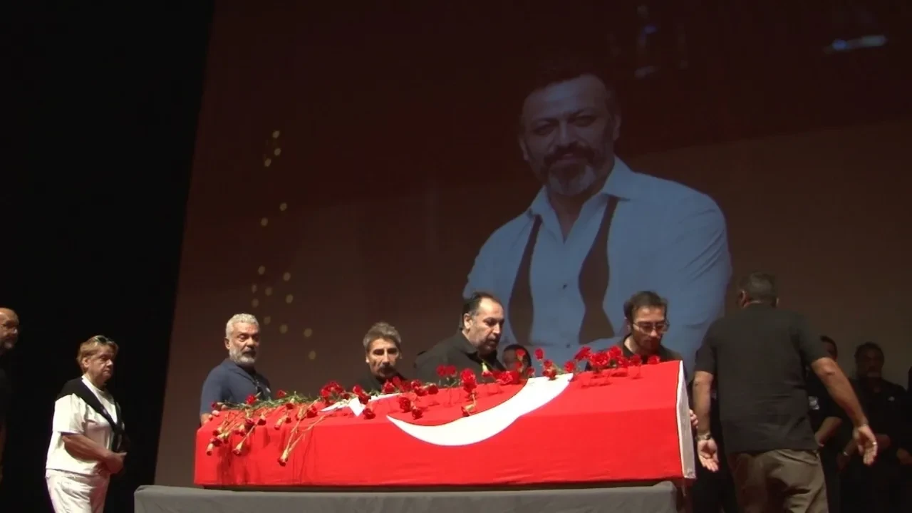 Özlem Esmergül'den erkek arkadaşı Serhat Mustafa Kılıç'a acı veda! Gözyaşları içinde uğurladı