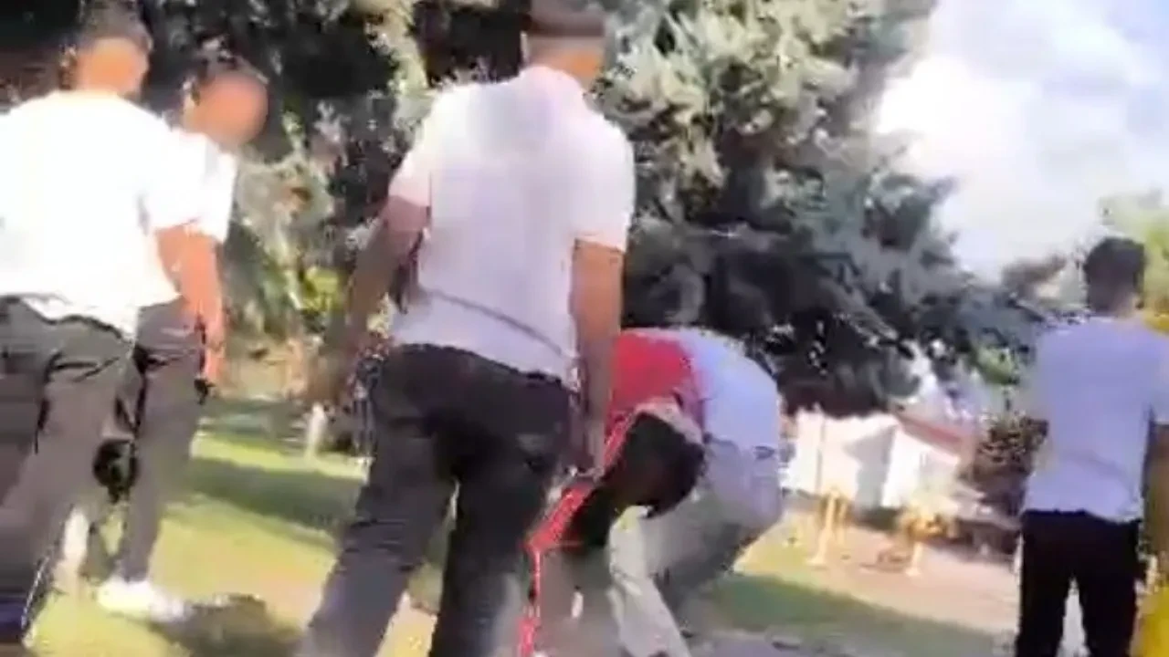 Parkta akran şiddeti kamerada! 17 yaşındaki gence bir grup yaşıtı saldırdı