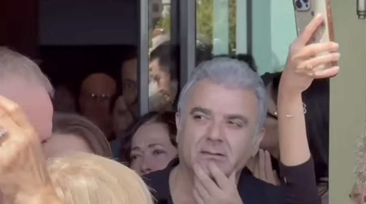 Serhat Kılıç’ın cenazesinde yakın arkadaşından son bakış yürekleri yaktı! Dosta son bakış