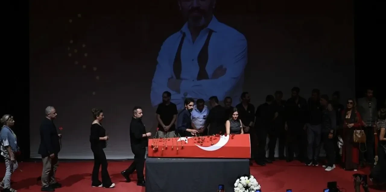 Serhat Kılıç’ın cenazesinde yakın arkadaşından son bakış yürekleri yaktı! Dosta son bakış