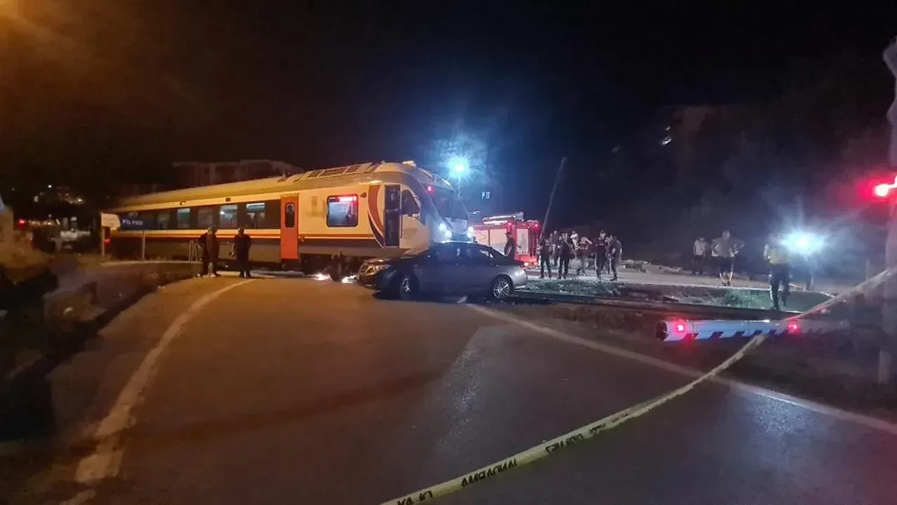 Zonguldak'ta hemzemin geçişte korkunç kaza: Yolcu treni otomobile çarptı