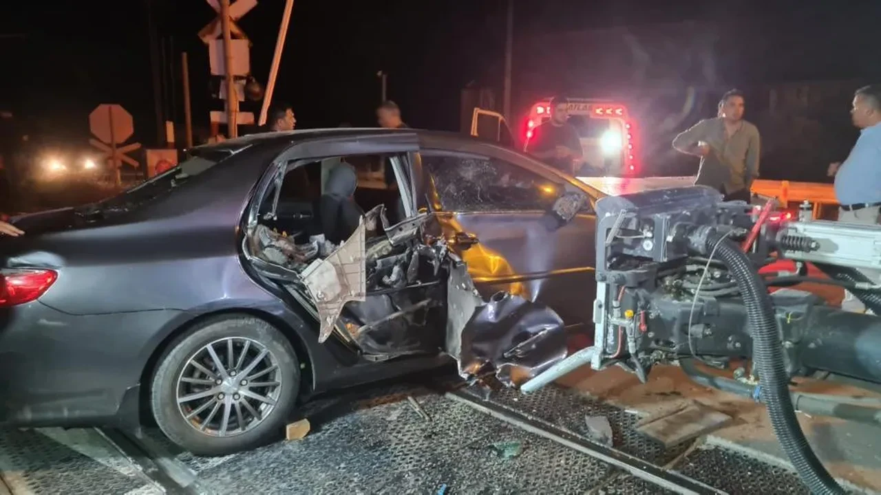 Zonguldak'ta hemzemin geçişte korkunç kaza: Yolcu treni otomobile çarptı