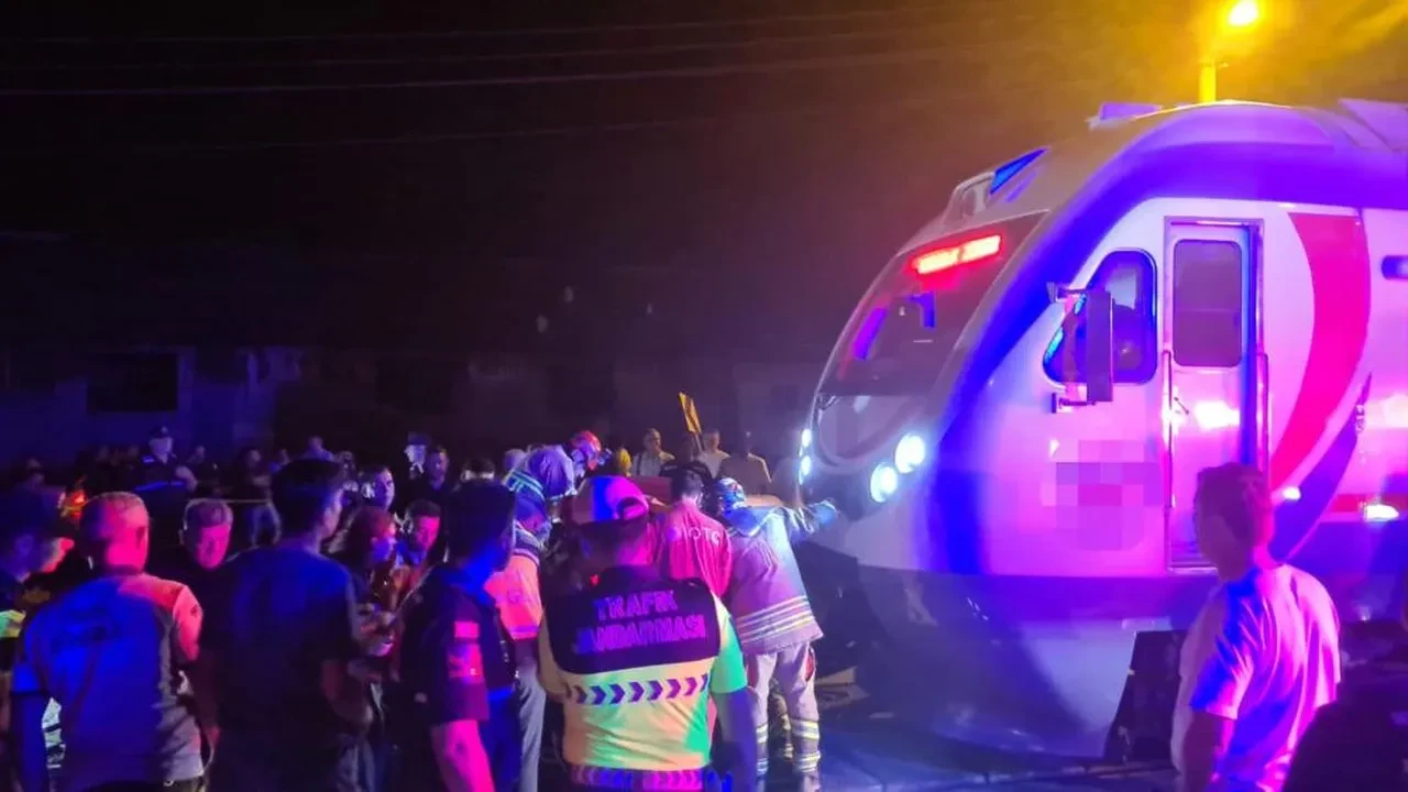 Zonguldak'ta hemzemin geçişte korkunç kaza: Yolcu treni otomobile çarptı