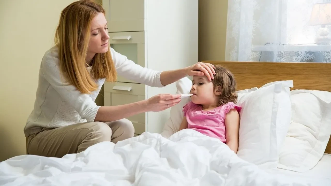 Anneannelerin ateş düşürme yöntemi! Çocuklarda gül suyu gerçekten kullanılır mı?