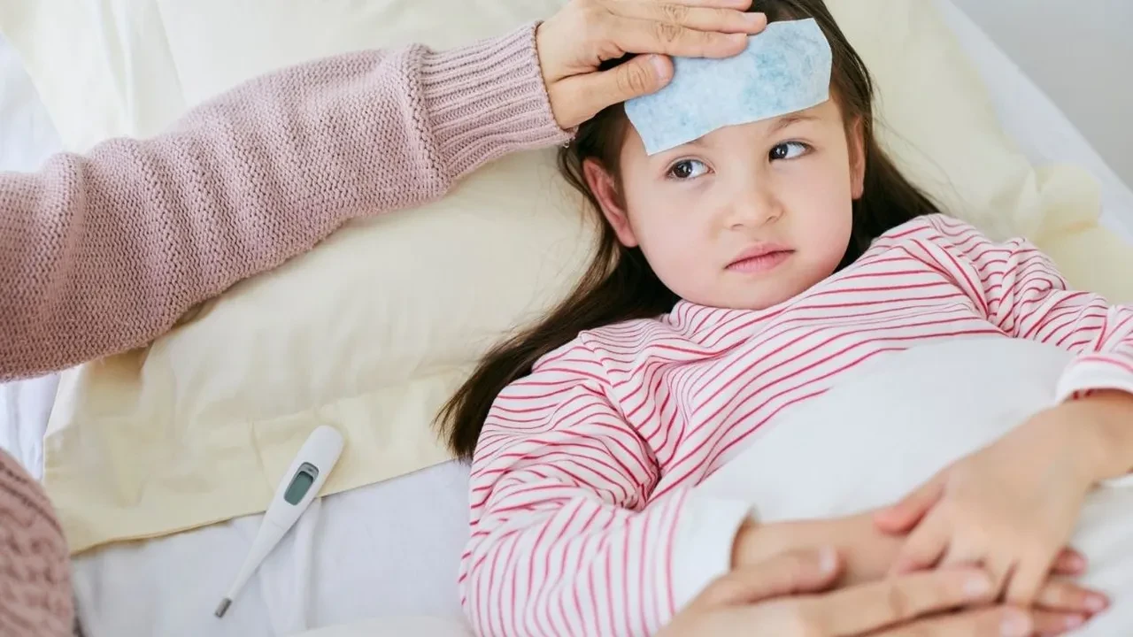 Anneannelerin ateş düşürme yöntemi! Çocuklarda gül suyu gerçekten kullanılır mı?