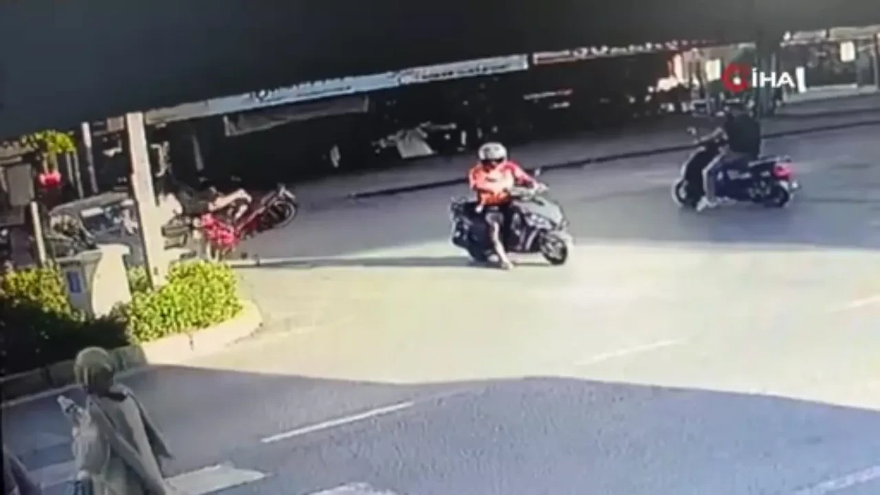 Antalya'da feci kaza! Hızla gelen motosikletli, otomobile böyle çarptı: Kaza anı kamerada 