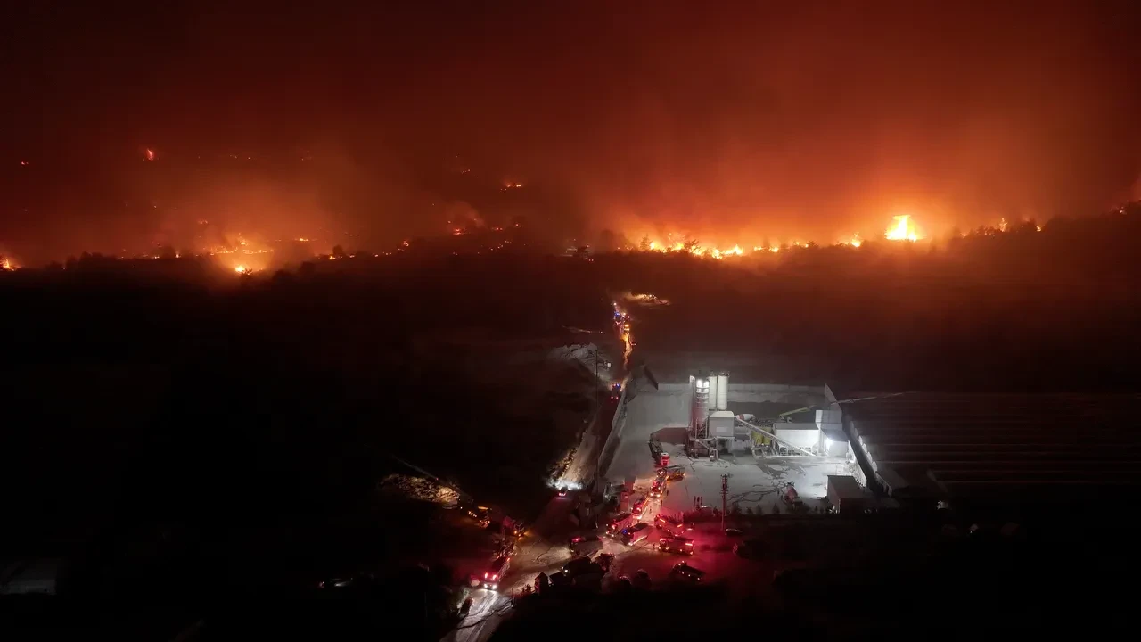 Antalya'da orman yangını: 3 ilçede alevlere müdahale ediliyor